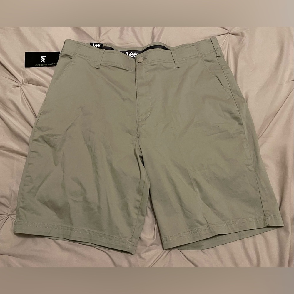 Lee Extreme Motion Shorts Stone Khaki Flat Front Stretch Men Sz 38 NEW With Tags